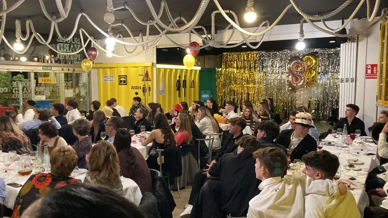Cena de grupo en el salón