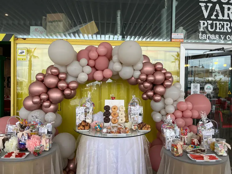 Arco de globos y mesa dulce para una celebración