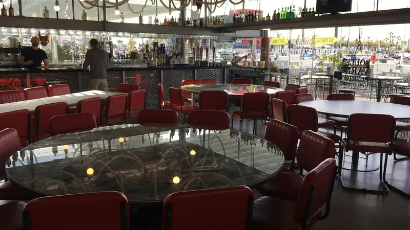 Terraza con sillas rojas